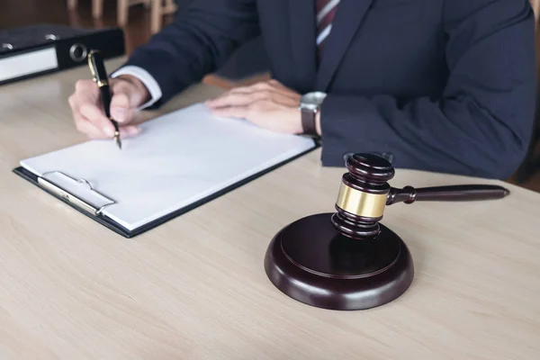 Close up of gavel and Report the case with Male Judge note paper — Stock Photo, Image