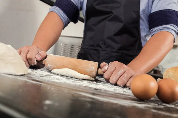 Mãos masculinas amassar massa polvilhada com mesa de farinha, mãos preparar — Fotografia de Stock