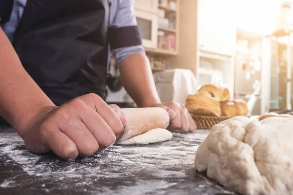 Mãos masculinas amassar massa polvilhada com mesa de farinha, mãos preparar — Fotografia de Stock