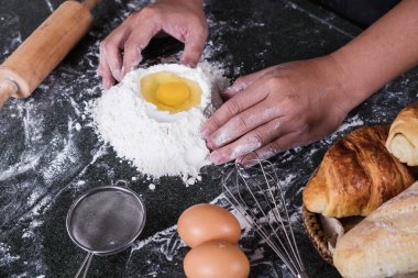 Ekmek siyah arka plan, erkek h malzemelerle çiğ hamur