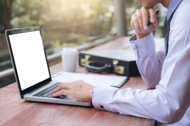 Dizüstü bilgisayar, tablet ve mali d çalışma işadamı görüntüsü