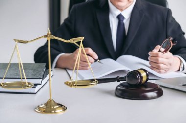Tokmak, erkek avukat veya j pullarla çalışma yargıç yakın çekim
