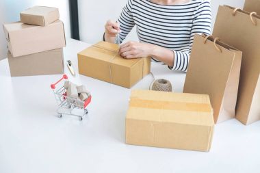 Internet online alışveriş kavramı, genç satıcı kadın p hazırlanıyor
