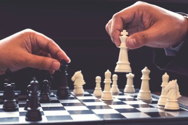 Satranç oynayan eller emin işadamı arkadaşları yakın çekim