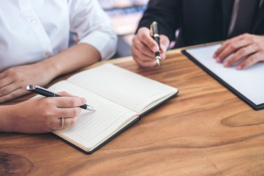 Erkek avukat ya da yargıç danışın sahip takım ile müşteri, La tanışmak