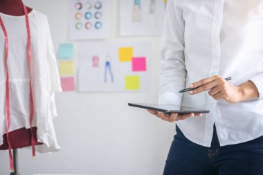 Şık moda tasarımcısı ölçü kırmızı sketc kukla ile çalışma