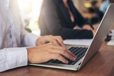 Başlangıç iş adamları toplantı, genç yaratıcı iş arkadaşlarınızla grup 