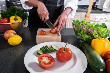 Kadın el kesme domates Doğrama ahşap tahta WIT Tarih yakın çekim