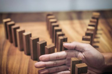 Risk ve strateji iş, iş adamı el Stop yakın