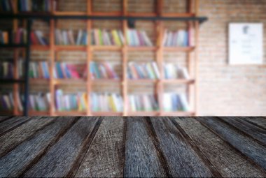 Ahşap masa boş ve soyut m önünde arka plan bulanıklık