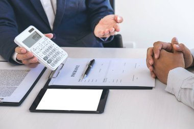 Analiz ediliyor ve bir araba sigortası karar işadamı