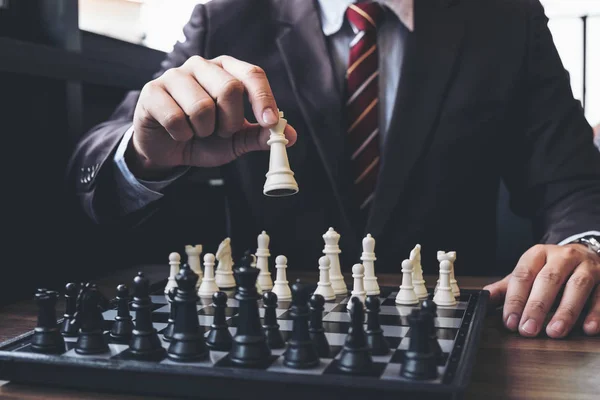 Närbild på händerna säker affärsman kollegor spelar schack — Stockfoto