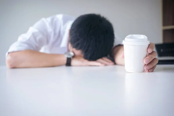 Müder Geschäftsmann schläft bei der Arbeit im modernen Büro mit der Hand — Stockfoto