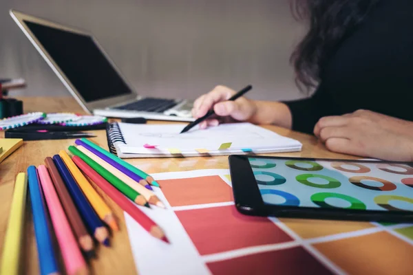 Mujer joven modista o diseñadora trabajando como diseñadora de moda —  Fotos de Stock