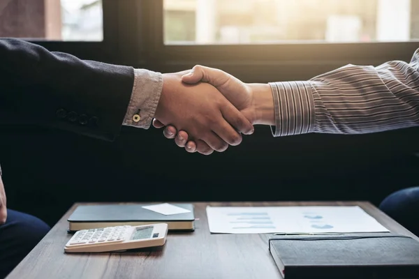 Dos hombres de negocios estrechando la mano durante una reunión para firmar acuerdos — Foto de Stock