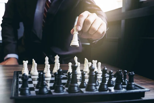 Close up de mãos confiantes colegas de negócios jogando xadrez — Fotografia de Stock