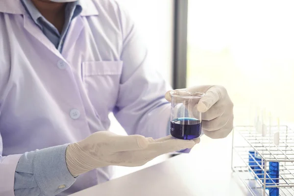 Científico o médico en bata de laboratorio sosteniendo tubo de ensayo con reactivo , — Foto de Stock