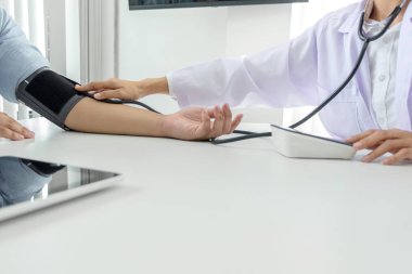 Ölçme varlık yetkili özenli doktor tansiyon Pat