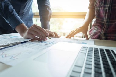 İki iş adamı veya muhasebeci mali yatırım, WRI çalışma