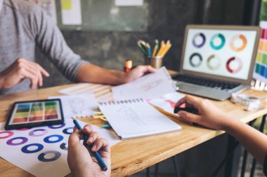 İki genç çalışma terzi veya tasarımcı iş arkadaşı ve discussi