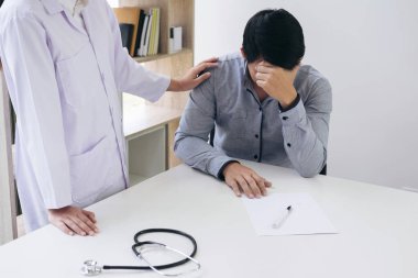 Beyaz üniforma kat holdi dostu profesyonel tıp doktoru