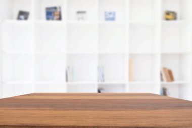 Ahşap masa boş ve soyut m önünde arka plan bulanıklık