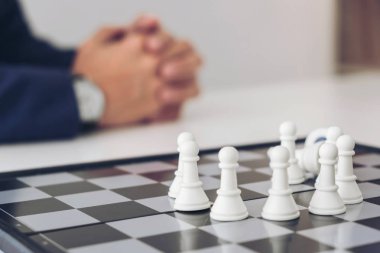 Kendine güvenen satranç liderlik ve başarı kavramı, satranç s kurtarmak