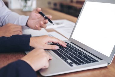 Genç konuşmak kurumsal yeni başlangıç projesi ile çalışma. tartışıyor 