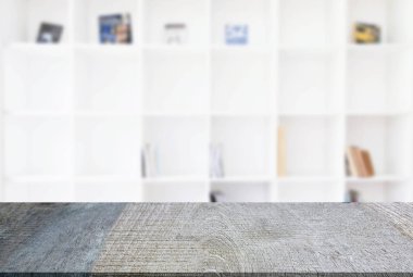 Ahşap masa boş ve soyut m önünde arka plan bulanıklık