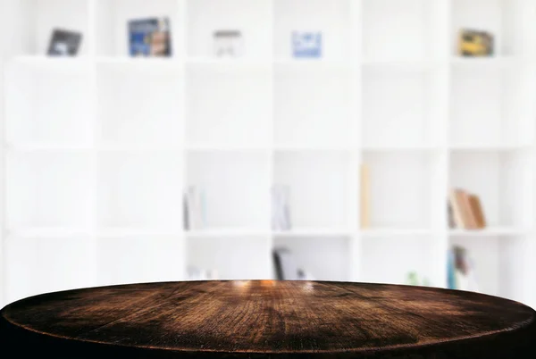 Mesa de madera vacía y fondo borroso de abstracto delante de m — Foto de Stock