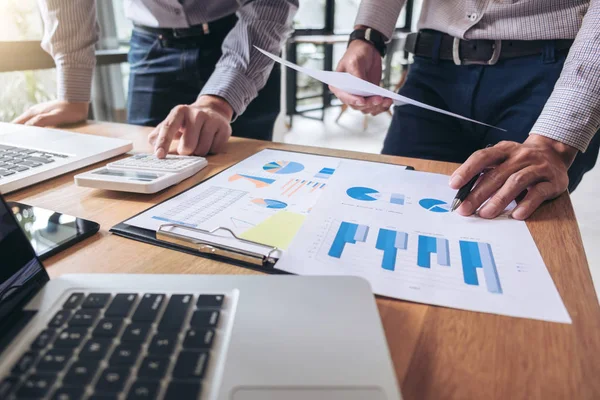 Reunión del equipo empresarial trabajando con el nuevo proyecto de startup, discutir si — Foto de Stock