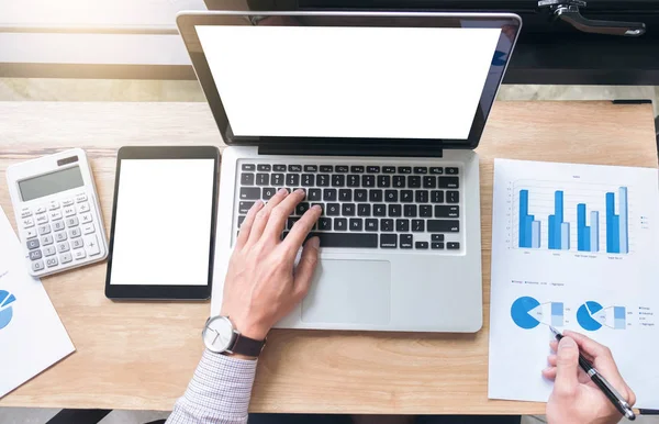 Elegant businessman working on his laptop in a coffee shop, anal — Stock Photo, Image