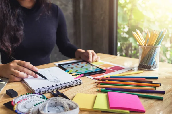 Mujer joven modista o diseñadora trabajando como diseñadora de moda —  Fotos de Stock