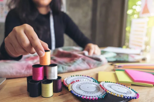 Jonge vrouw naaister of ontwerper werken als mode-ontwerpers, — Stockfoto