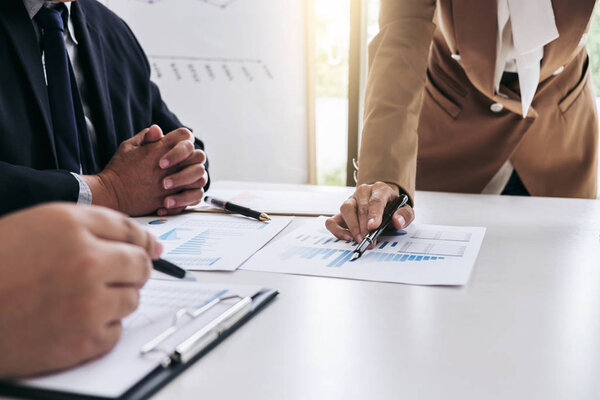 Дискуссия деловых людей, обсуждение графиков руководителями
