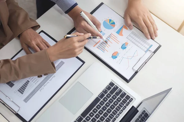 Självsäker ledare, business-team möte konferensen i o — Stockfoto