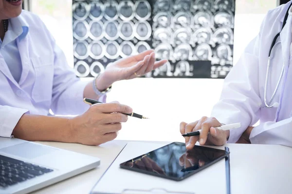 Profesor Doctor discusión un método con el tratamiento del paciente, res — Foto de Stock