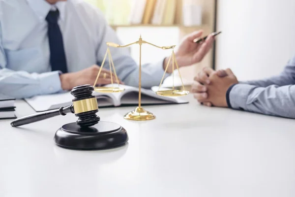 Judge gavel with scales of justice, Business people and male law — Stock Photo, Image