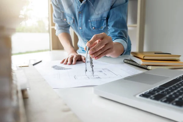 Arquitecto trabajando en el plano, Ingeniero trabajando con Engineerin — Foto de Stock