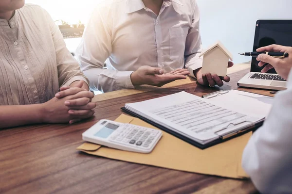 Junges Paar trifft sich mit einem Banker für einen Hauskredit, Immobilien — Stockfoto