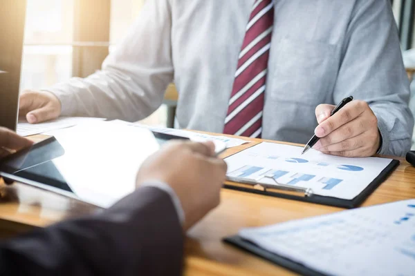 Reunión del equipo de negocios presente, inversores ejecutivos colegas dis — Foto de Stock