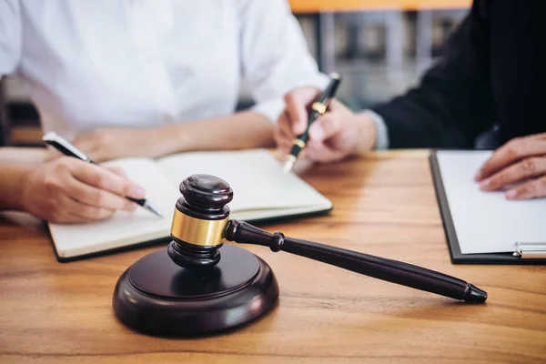 Männliche Anwalt oder Richter konsultieren, nachdem Teamsitzung mit Klient, la — Stockfoto