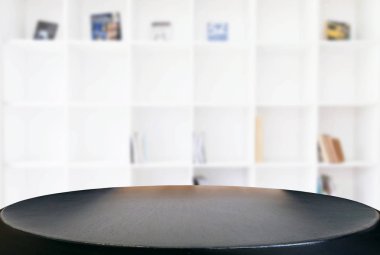 Ahşap masa boş ve soyut m önünde arka plan bulanıklık