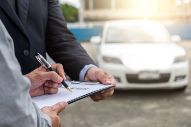Sigorta acentesi incelemesine araba hasarlı ve imza dosyalama müşteri