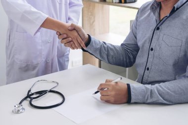 Doktor ve hasta tedaviden sonra tokalaşırken