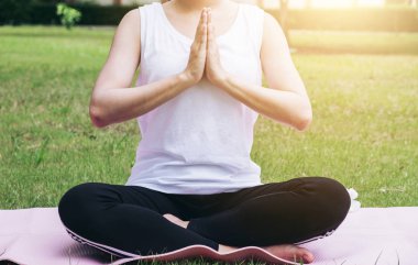 Genç çekici Asyalı kız pratik yoga ve parkta, sakin ol,