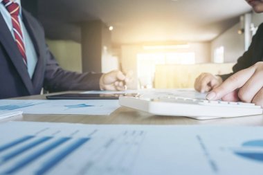 Takım çalışması iş iki arkadaşları analizi ile finansal veriler