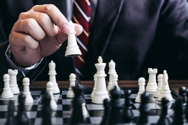 Satranç oynayan eller emin işadamı arkadaşları yakın çekim