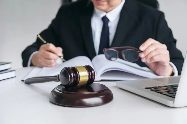 Close-up de martelo, advogado masculino ou juiz trabalhando com livros de Direito , — Fotografia de Stock
