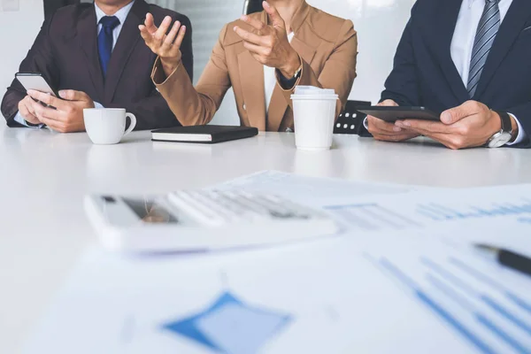 Zeker zakelijk leider, business team vergadering van de conferentie in o — Stockfoto